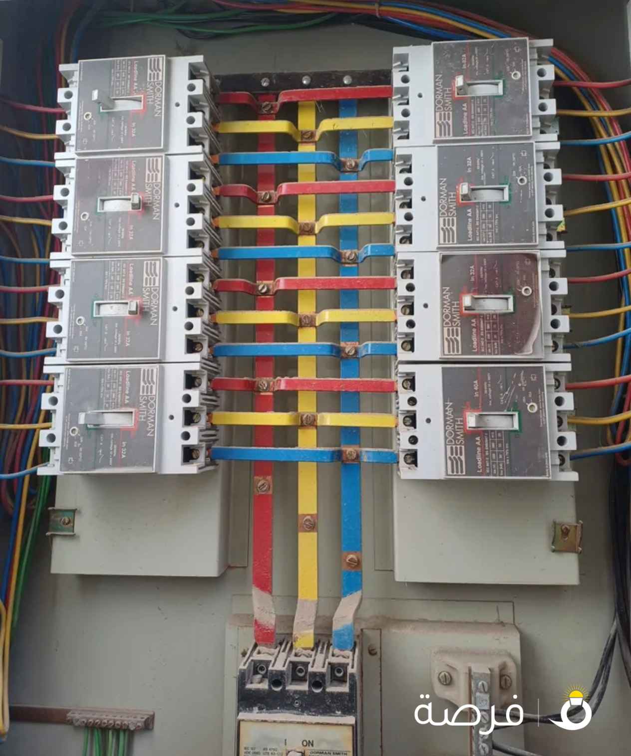 فني كهربائي باكستاني صيانة تركيبات سبوت لايت الثريات