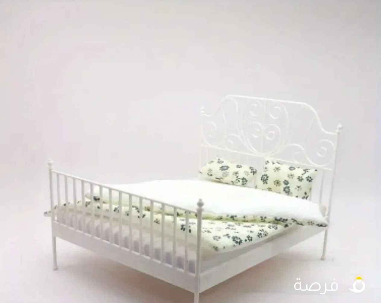 للبيع سرير ايكيا مع مرتبة مع عدد اثنين كومودينا