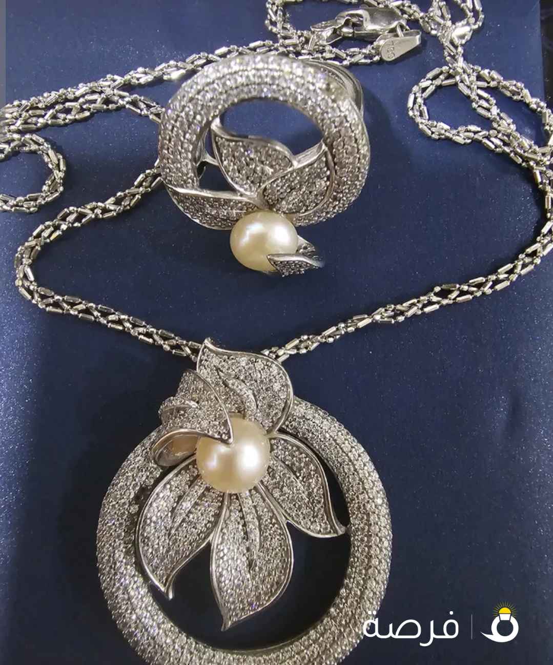 طقم داماس لازوردي وزن تقريبا 24 ونص جرام عيار 18 مع الفاتورة