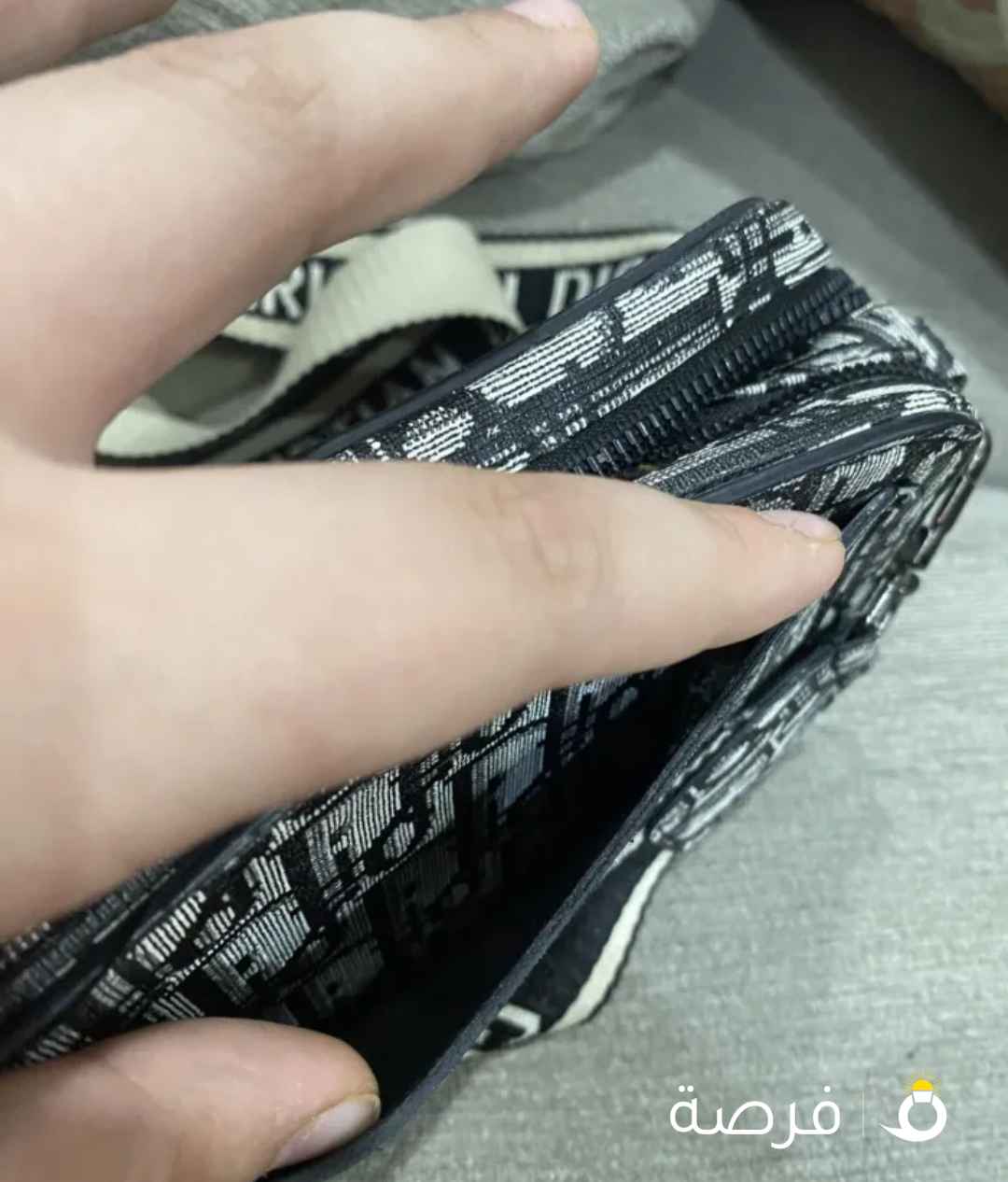 حقيبه ماركه ديور درجه أولى تبق الأصل مافي اي فرق بينها وبين الاصليه بالون الذهبي وفيها جيوب سريه
