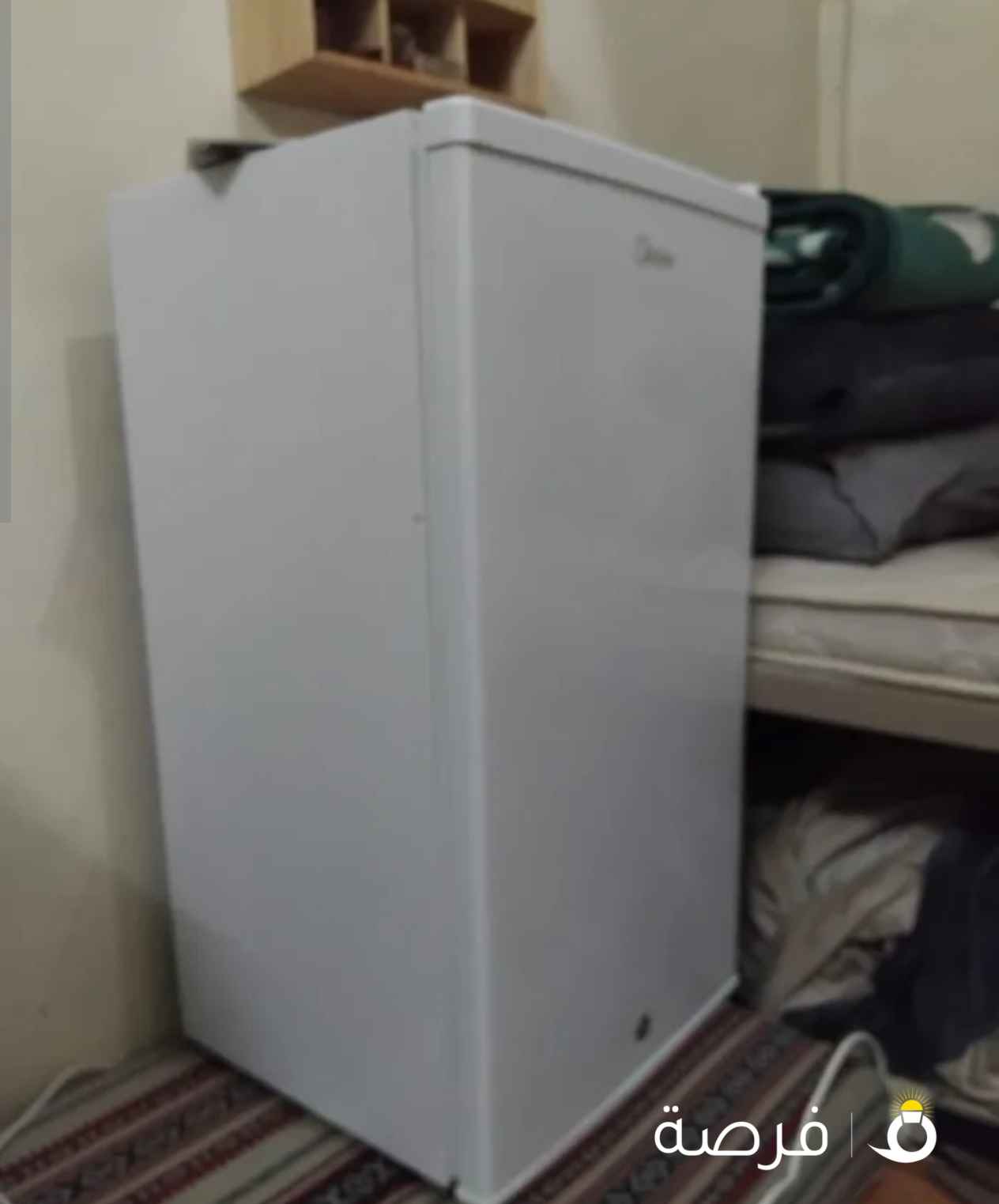 ثلاجة مكتب بحالة جيدة جداً