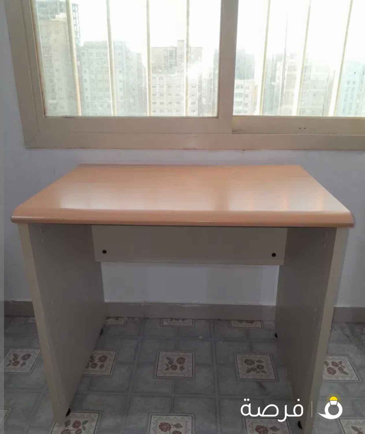 مكتب خشب (80x60) نظيف جداً - السالمية