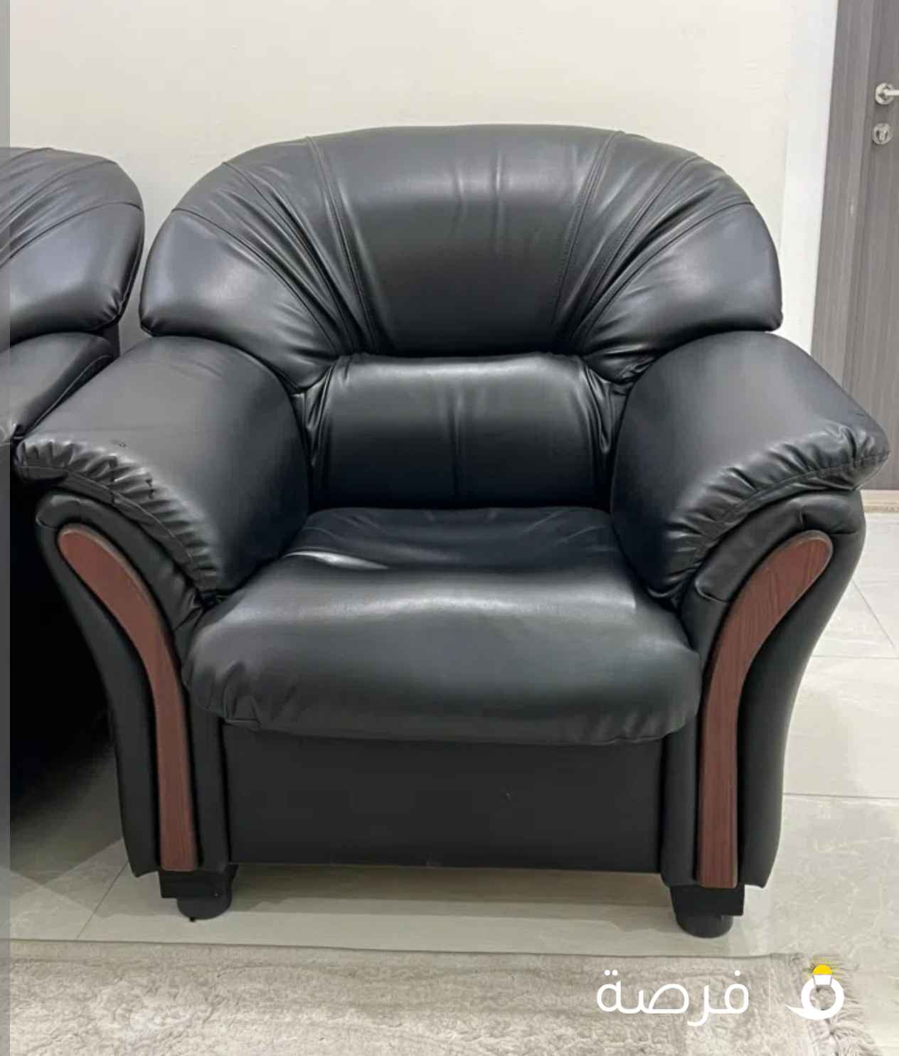 عدد 4 كراسي جلد اسود مكتب و عدد 2 كنفات جلد اسود