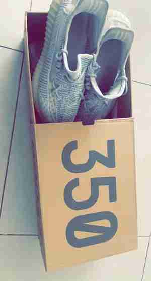 للبيع جوتي مستعمل استعمال خفيف yeezy 350 الون ابيض مقاس 40 42 / لتواصل واتس