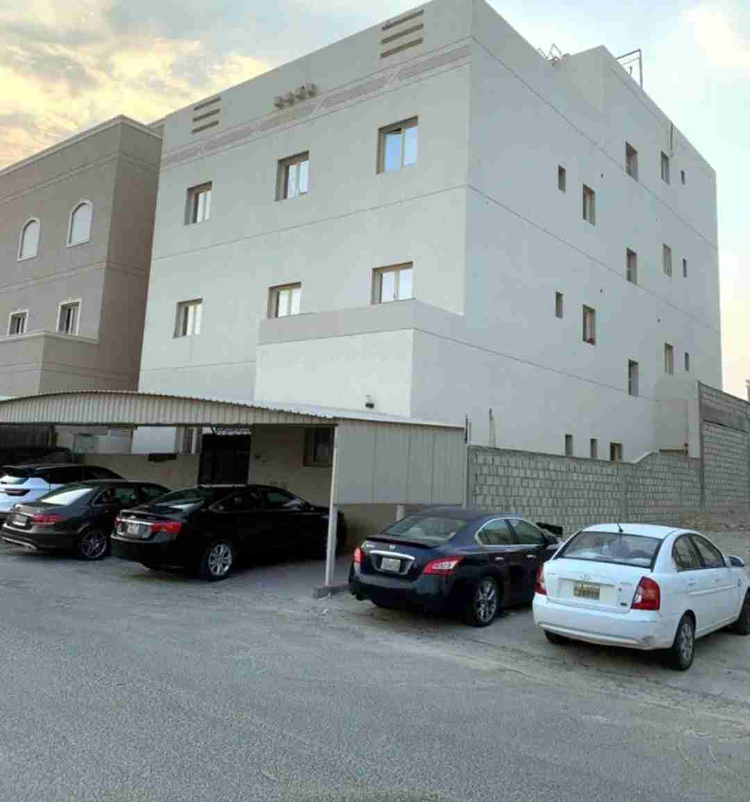 للبيع قسيمه سكنيه مؤجرة