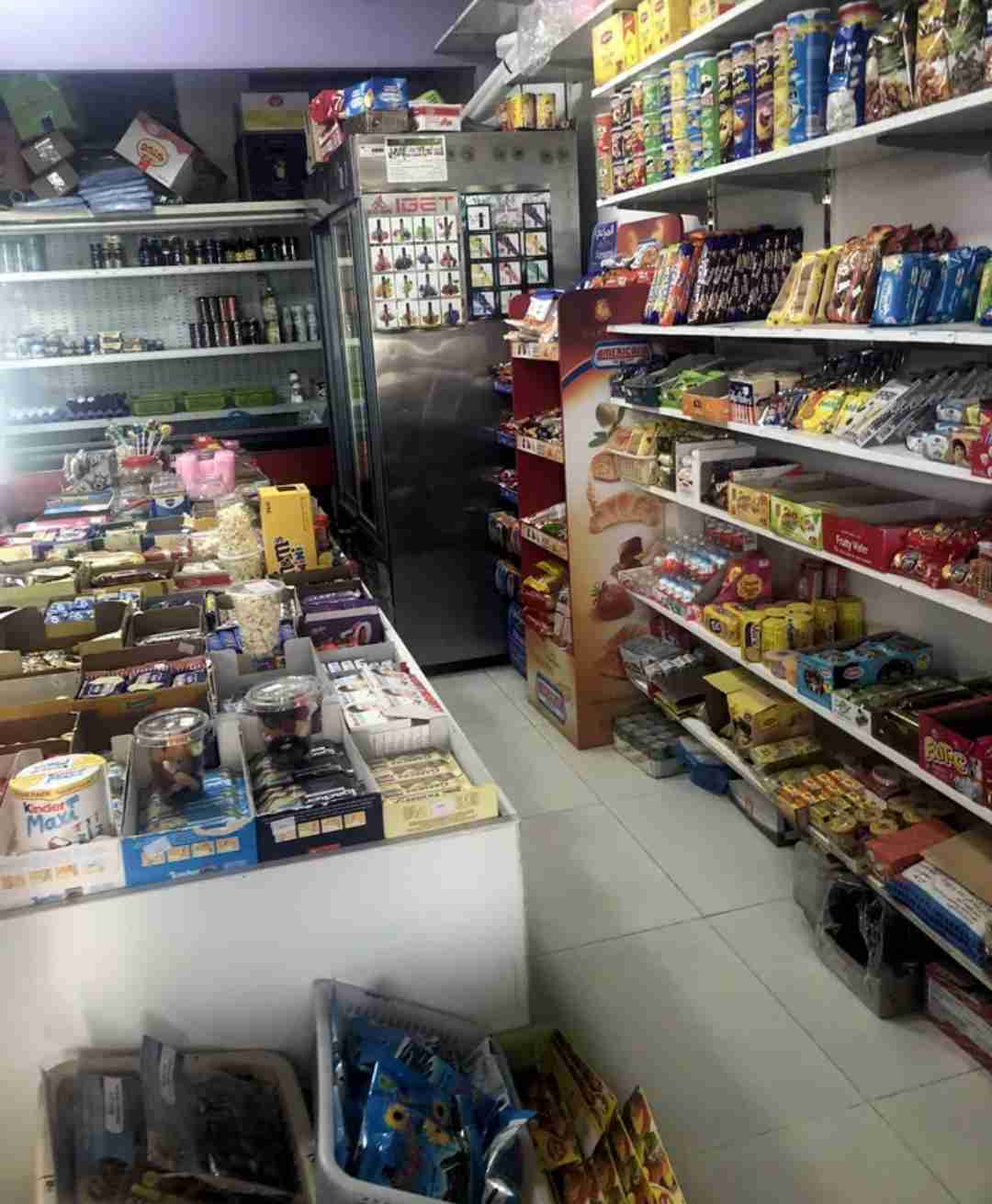 بقالة للاجار مع الاغراض