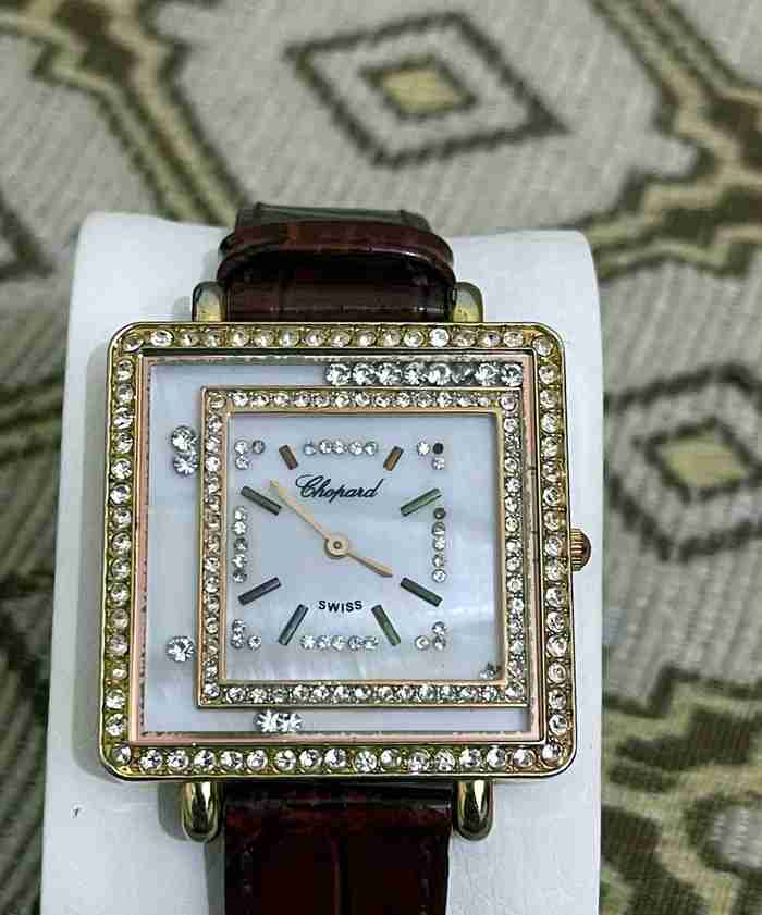 للبيع ساعه Chopard نساثيه سويسريه