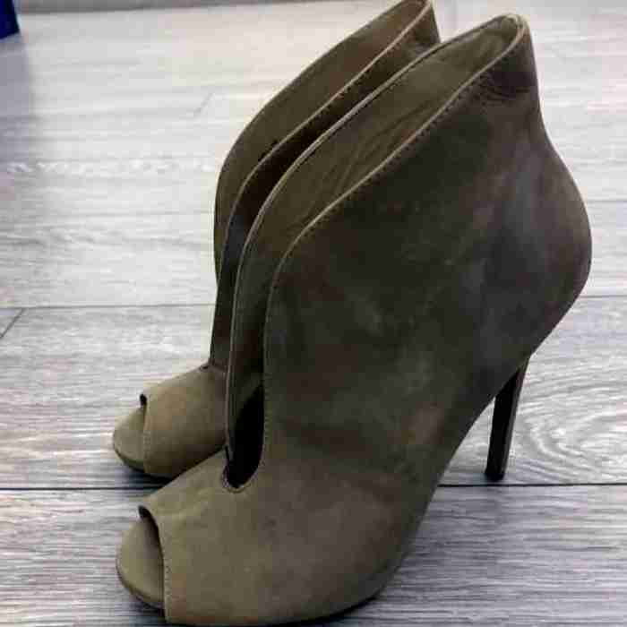 حذاء كعب عالي جدا بحالة ممتازة جدا ماركة STEVE MADDEN العالمية