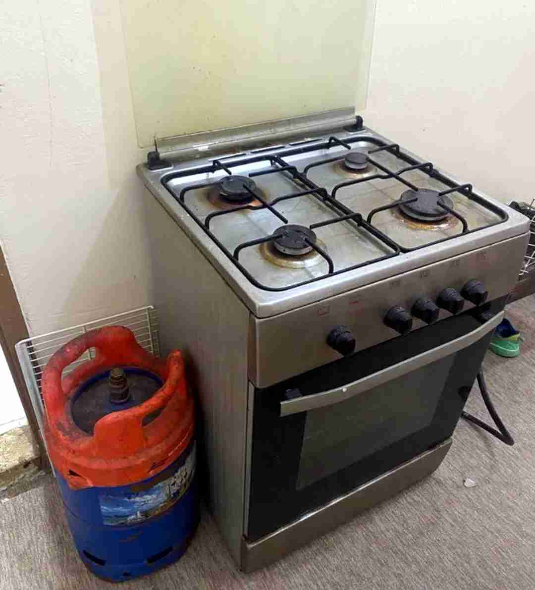 طباخ مع غاز