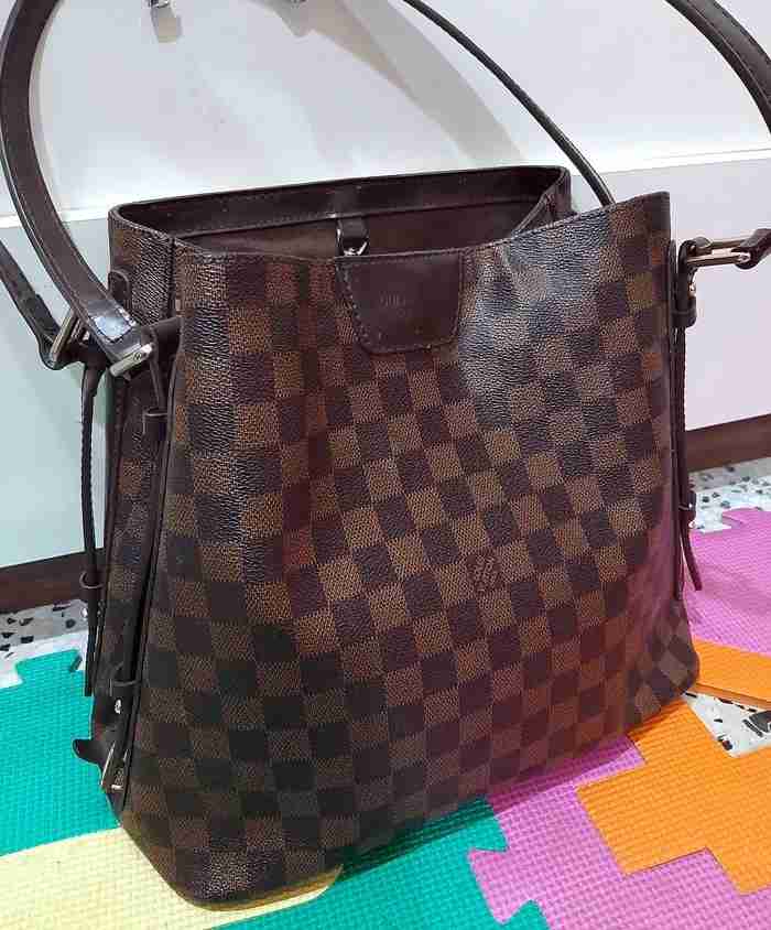 LV إستعمال خفيف حيل مو معها ملحقات سيريال نمبر Lv