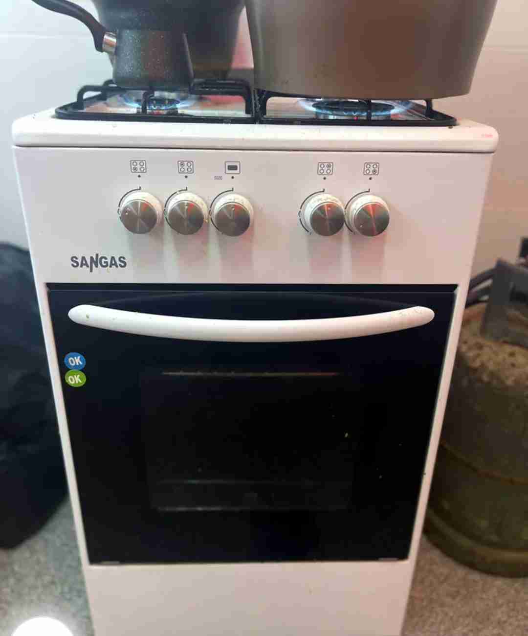 طباخ بحاله ممتازه 4عيون
