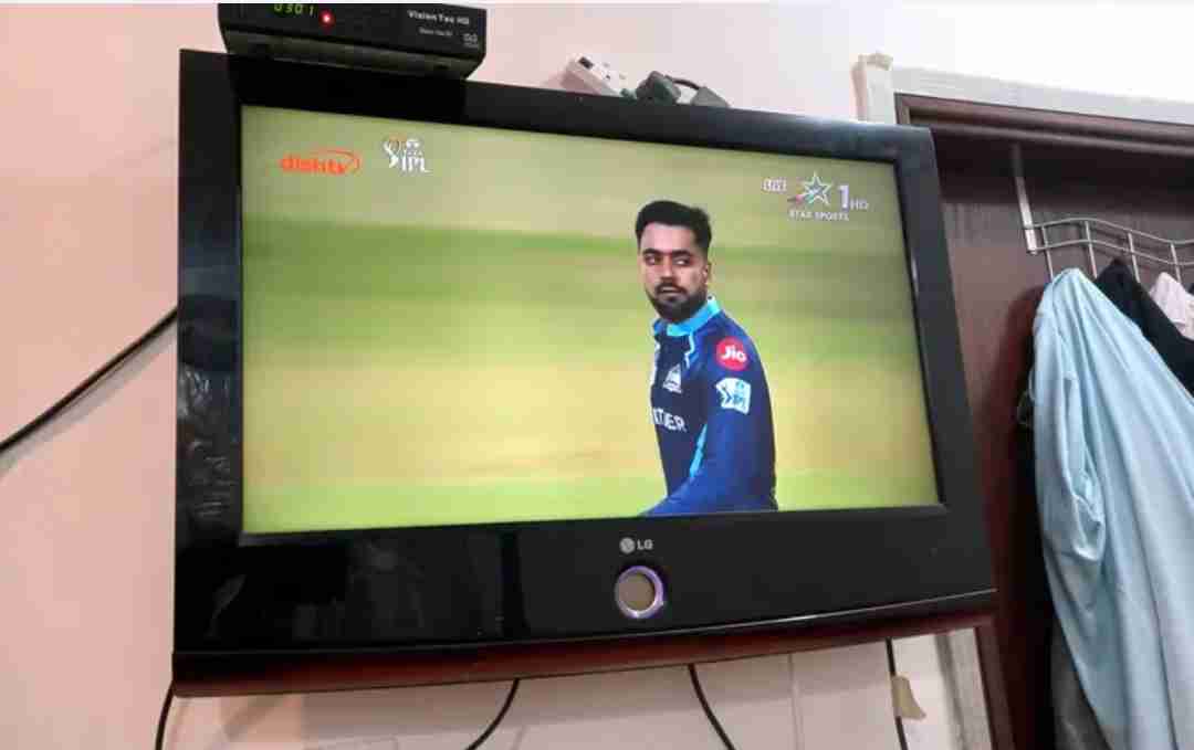 LG LCD 32 INCHES WITH WALL BRACKET