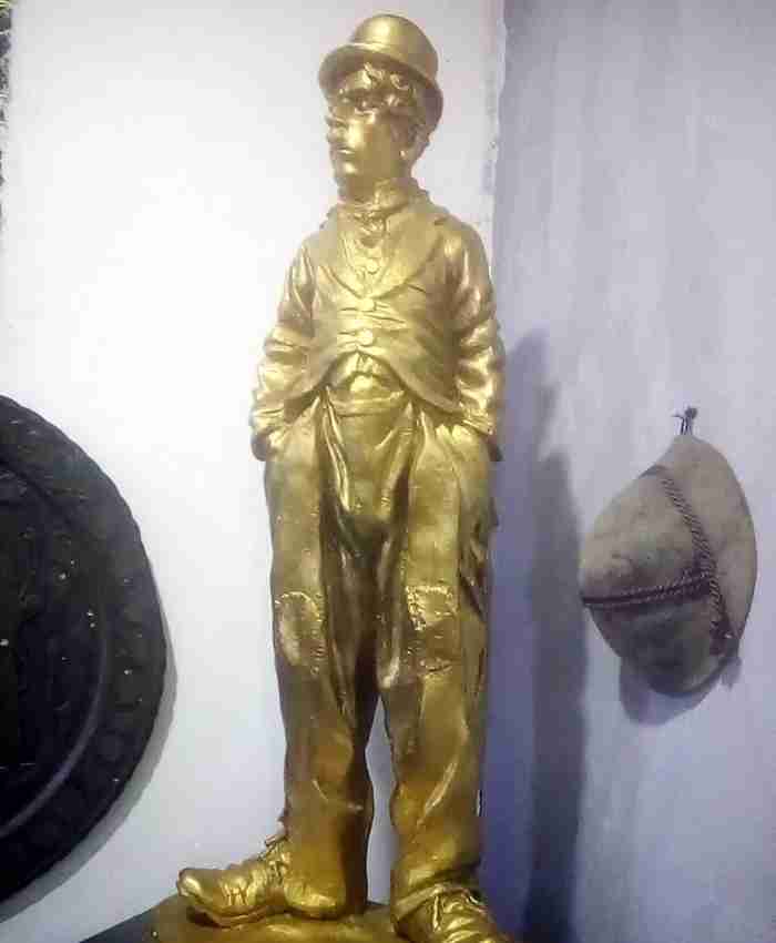 Charles Spencer Chaplin)
اشتهر بلقب "تشارلي تشابلن