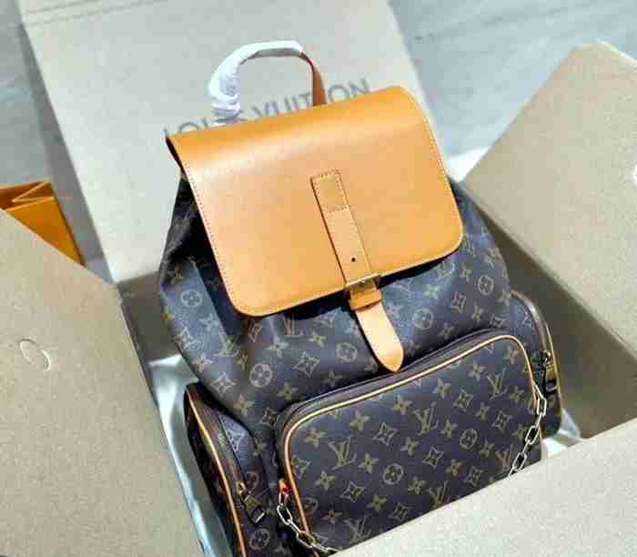 شنطة ضهر مونوجرام لويس فيتون