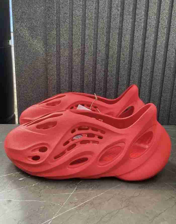 Yeezy foam rnnrs vermillion