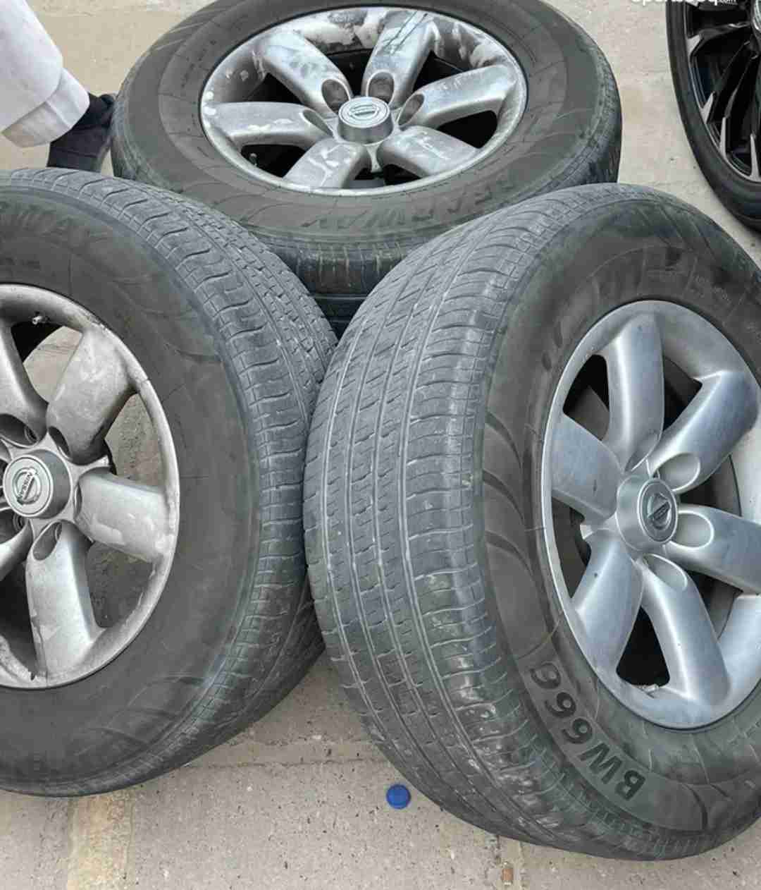 للبيع اربع رنقات مع تواير نيسان ارمادا