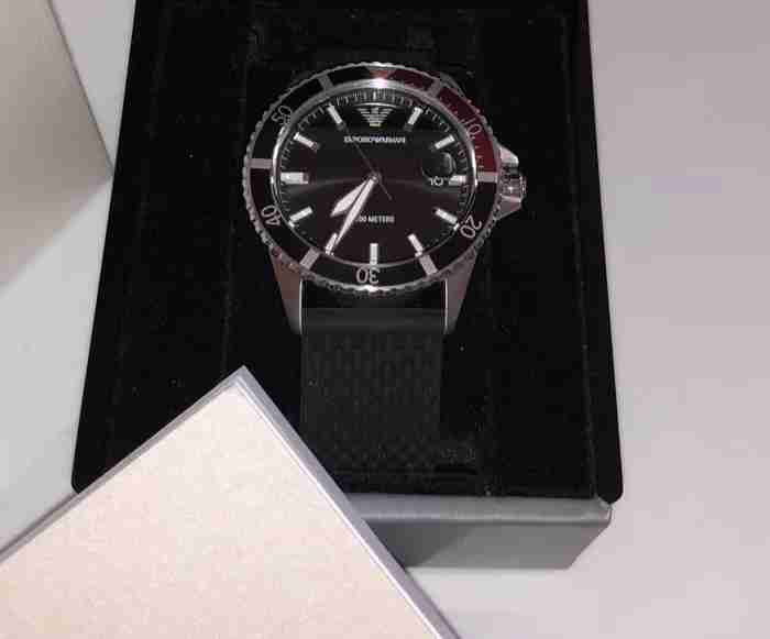 للبيع ساعه ارماني ARMANI جديده new اصليه بالكرتون بالليبل
