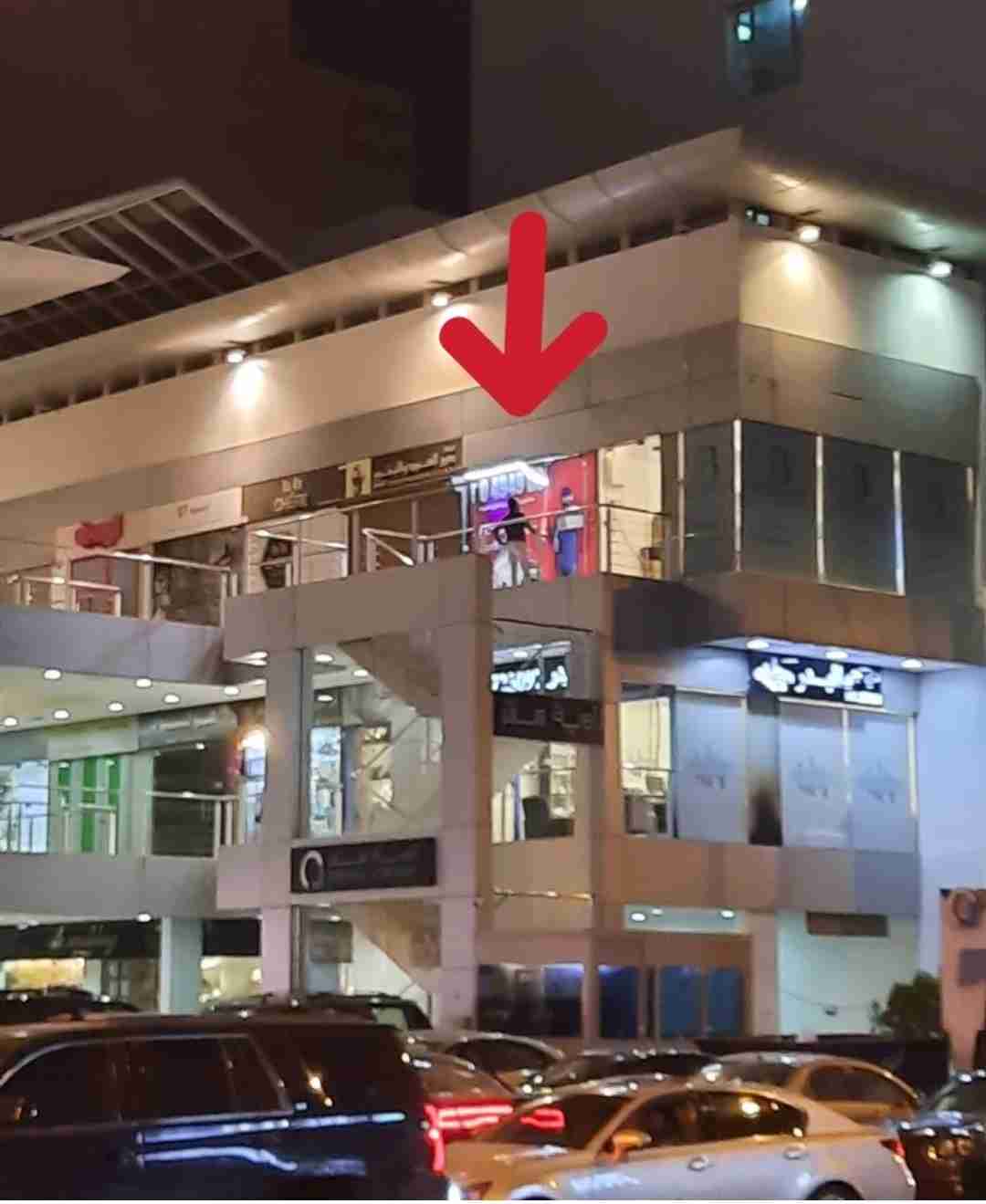 للبيع خلو محل بحولي بمجمع الزاوية سنتر موقع واجهة بالميزانين